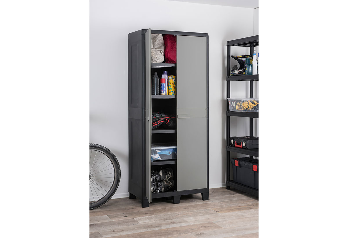 Απεικονίζεται η ντουλάπα μισάνοιχτη, τοποθετημένη σε μία αποθήκη.